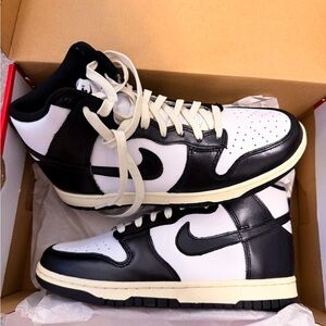 Nike Dunk High Men 7.5 Women 9 Black and White High-Top Sneakers